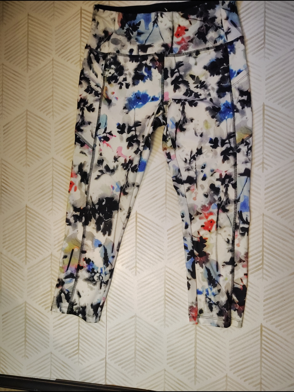 Vogo Athletica Floral Multi-Color Active Leggings Medium‎ Cropped